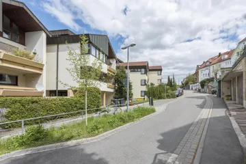 Haus & Straße nach oben