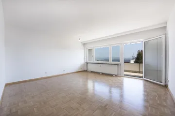 Wohnzimmer mit Balkon