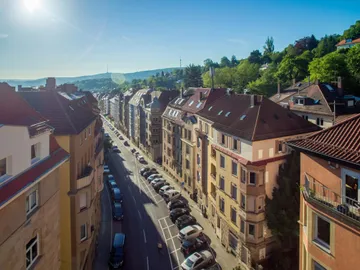 Haus & Straße Richtung Stadt