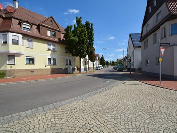 Haus & Straße nach Osten