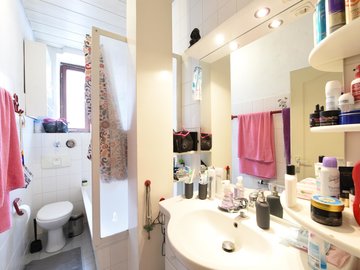 Bad mit Fenster & Wanne