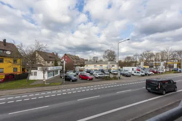 direkt an der Hauptstraße