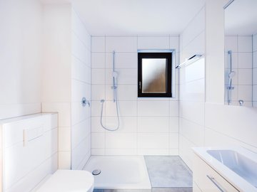 Bad mit Fenster u. Dusche