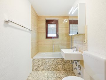 Bad mit Fenster & Wanne