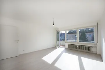 Wohnzimmer mit Balkon