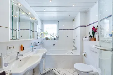 Bad mit Fenster & Wanne