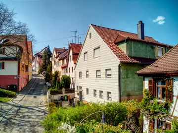 Haus & Straße von Osten