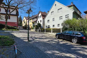 Haus & Straße von unten