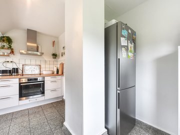 Küche mit Kühlschrank