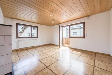 Wohnzimmer mit Balkon