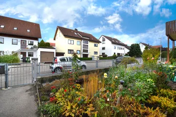 Vorgarten & Straße