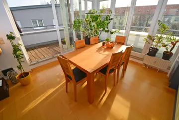 mit großer Dachterrasse