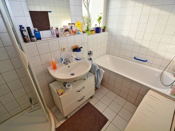TL-Bad mit Dusche & Wanne
