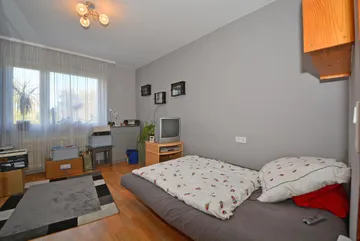 geräumiges Schlafzimmer