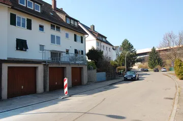 Blick in die Straße von links