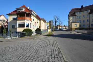 Haus & Straße nach Osten