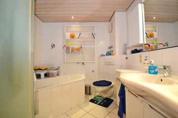 Bad mit Eckbadewanne