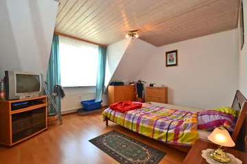 geräumiges Schlafzimmer