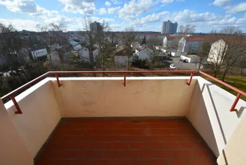 überdachter West-Balkon