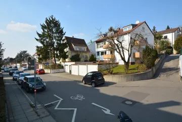 Haus & Straße nach Westen