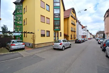 Haus & Straße nach Osten