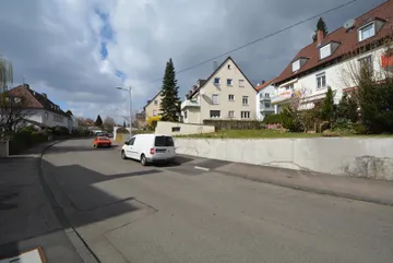 Haus & Straße nach Westen