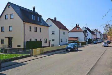 Haus & Straße nach Westen