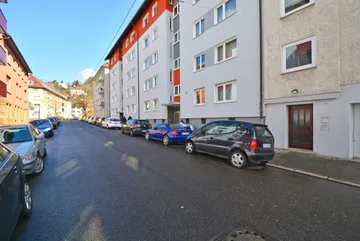 Haus & Straße nach Osten