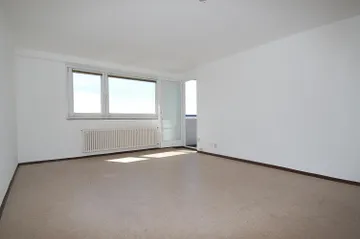 Wohnzimmer mit Balkonzugang