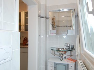 Dusche mit Zugang zur Küche