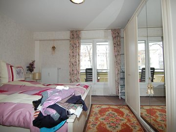 Schlafzimmer mit Tiefenfenstern