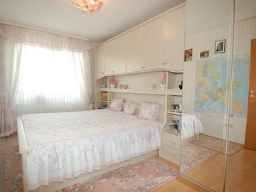 Schlafzimmer mit Laminat
