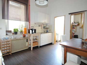 Küche mit Abstellraum