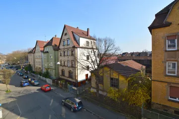 Haus & Straße nach Osten