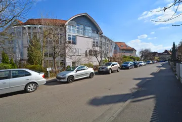 Haus & Straße nach Osten