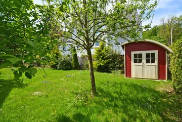 Garten mit Gartenlaube