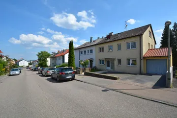 Haus & Straße nach Osten