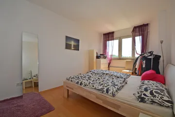 geräumiges Schlafzimmer