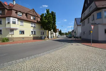 Haus & Straße nach Osten