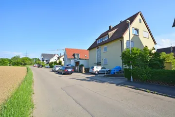 Haus & Straße nach Osten