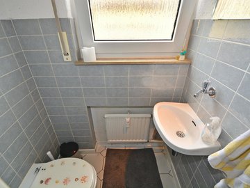 separates WC mit Fenster
