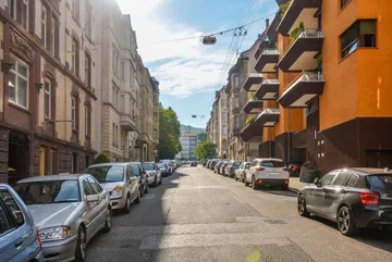 Haus und Straße nach Westen