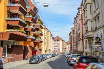 Haus und Straße nach Osten