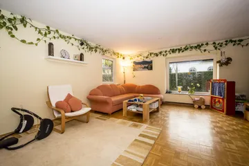 großzügiges Wohnzimmer