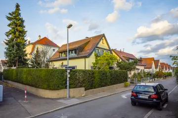 Haus und Straße nach Osten