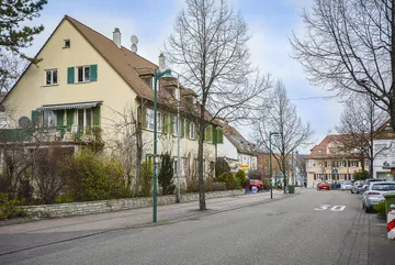 Haus & Straße nach Osten