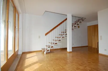 Wohnzimmer mit Treppe