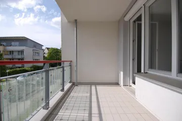 sonniger, großer Balkon