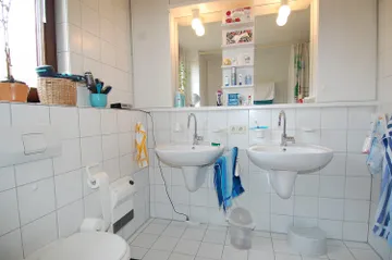 Tageslichtbad 1 mit Wanne im OG