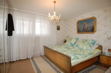 geräumiges Schlafzimmer